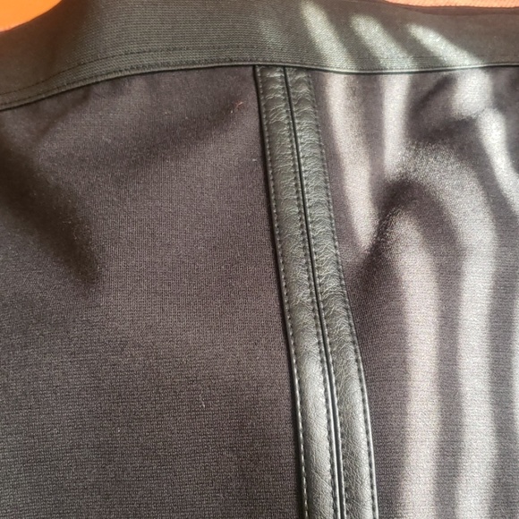 A  pencil skirt - Picture 4 of 4